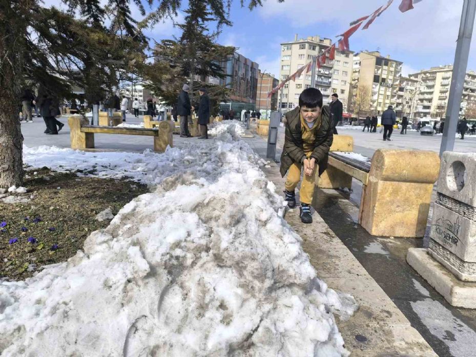 Kırşehir’de çocukların kar sevinci kısa sürdü