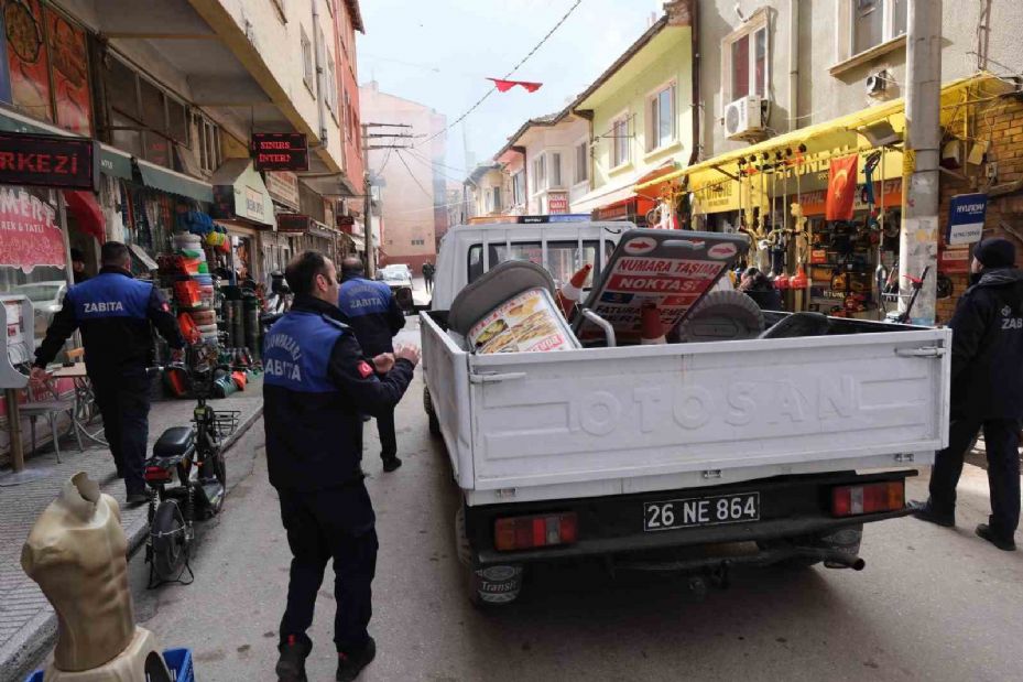 Odunpazarı zabıta ekipleri kaldırım işgallerine geçit vermiyor