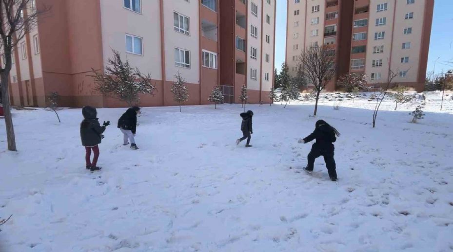 Niğde’de okullar tatil oldu, karın keyfini çocuklar çıkardı