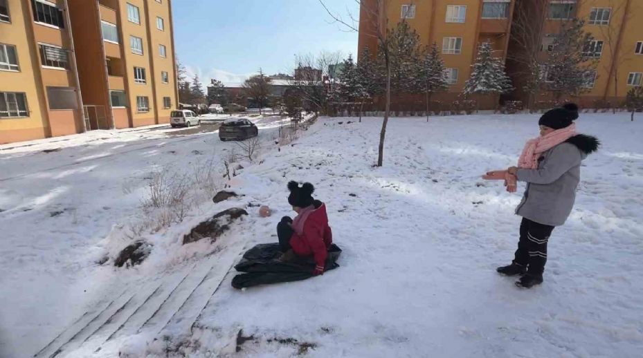 Niğde’de okullar tatil oldu, karın keyfini çocuklar çıkardı