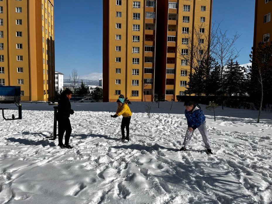 Niğde’de okullar tatil oldu, karın keyfini çocuklar çıkardı