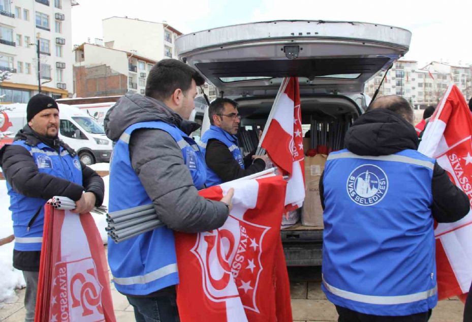 Sivas’ta esnaflara Sivasspor bayrağı dağıtıldı