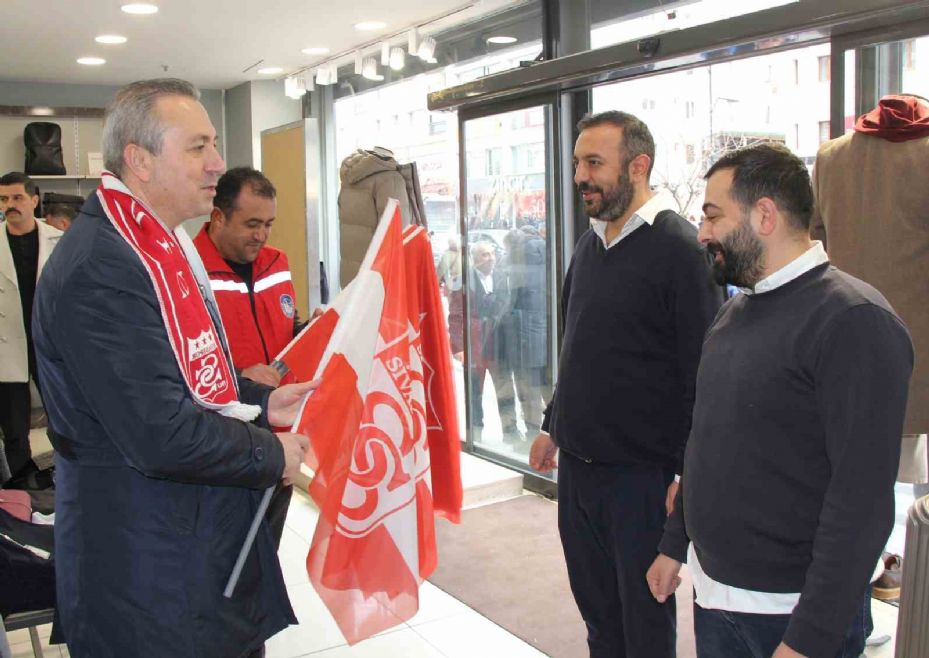 Sivas’ta esnaflara Sivasspor bayrağı dağıtıldı