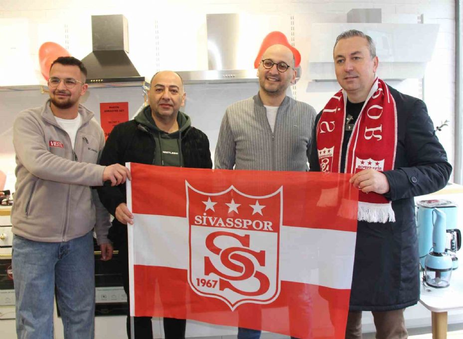 Sivas’ta esnaflara Sivasspor bayrağı dağıtıldı