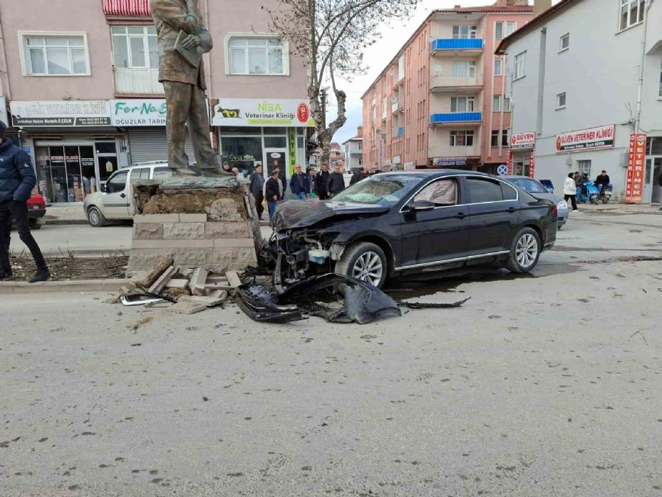 Konya’da kontrolden çıkan otomobil heykele çarptı