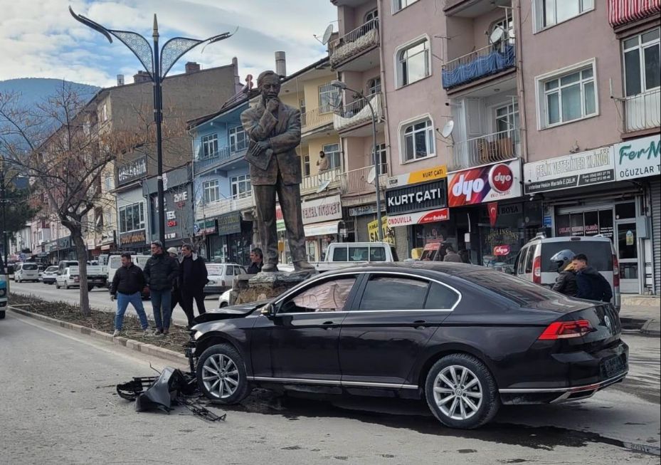 Konya’da kontrolden çıkan otomobil heykele çarptı