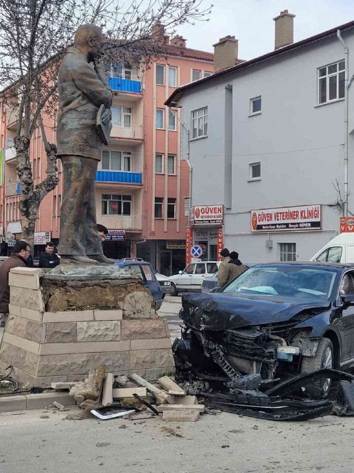 Konya’da kontrolden çıkan otomobil heykele çarptı