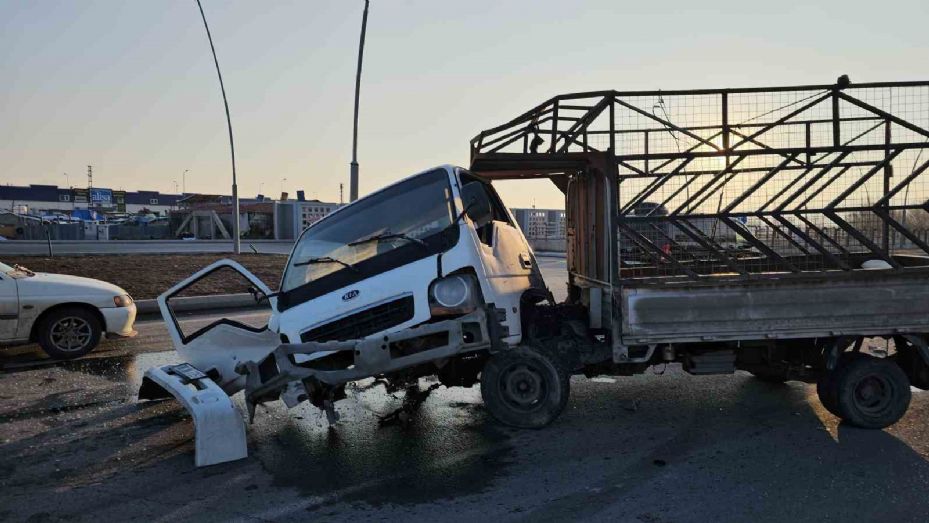 Kamyonet ile sivil polis aracı çarpıştı: 1 polis ağır yaralandı