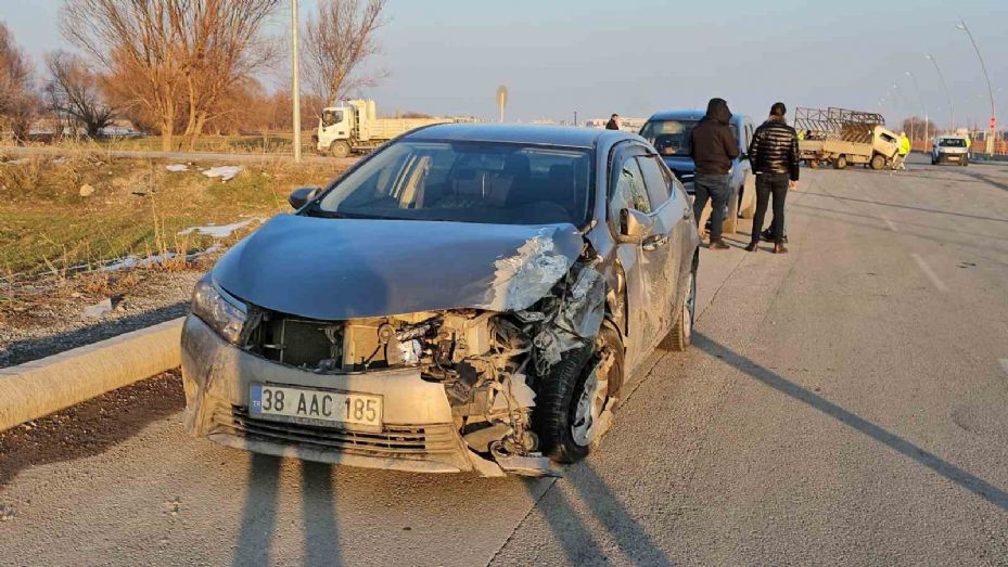 Kamyonet ile sivil polis aracı çarpıştı: 1 polis ağır yaralandı