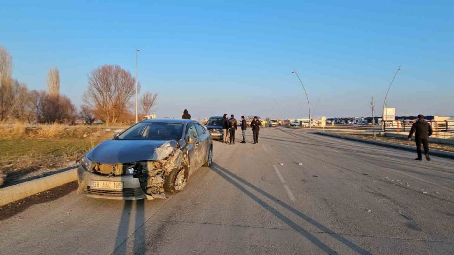 Kamyonet ile sivil polis aracı çarpıştı: 1 polis ağır yaralandı