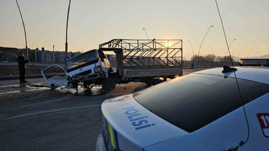 Kamyonet ile sivil polis aracı çarpıştı: 1 polis ağır yaralandı