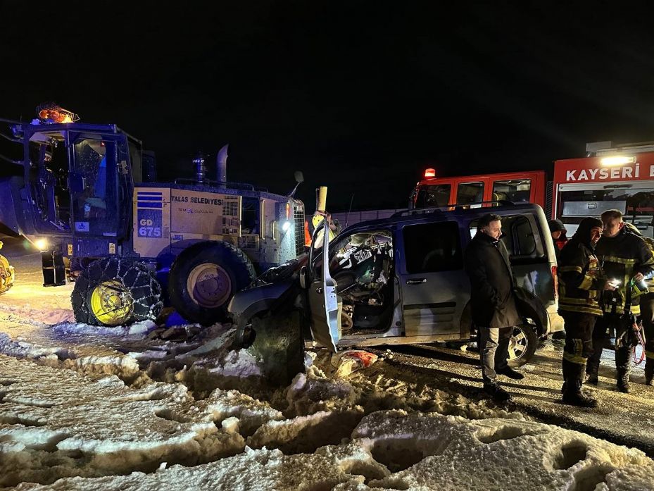 Hafif ticari araç iş makinesine çarptı: 1’i ağır 2 yaralı