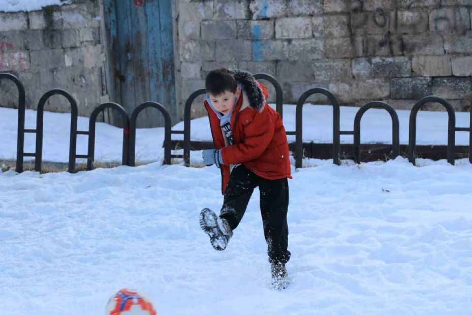 Sivas’ta karın tadını çocuklar çıkardı