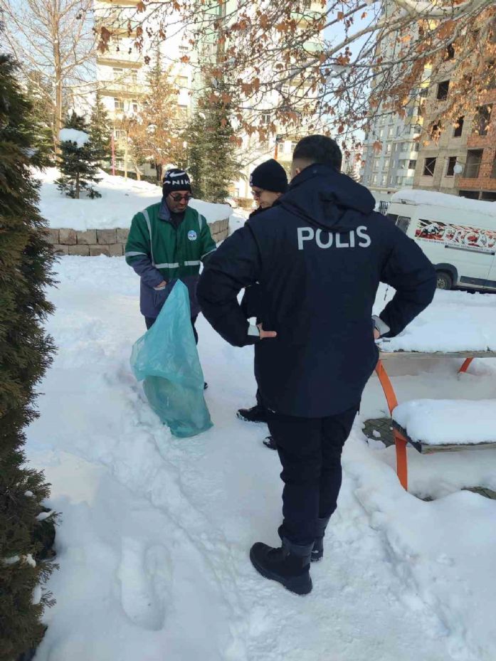 Talas Belediyesi personeli bulduğu parayı polise teslim etti