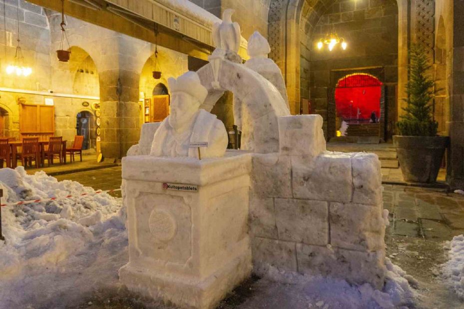 Kayseri’de kar, I. Alaaddin Keykubat’ın heykelinde sanata dönüştü