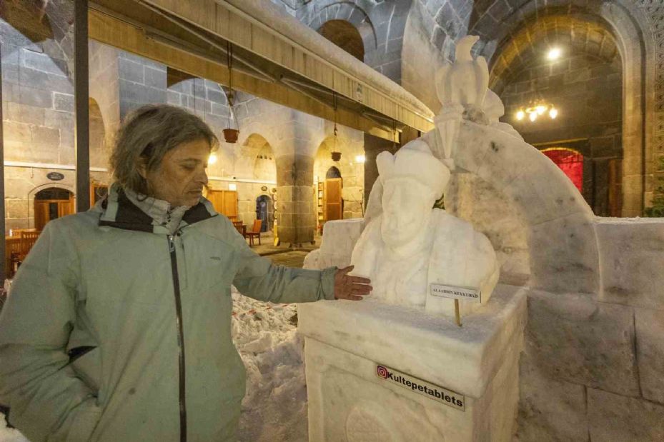 Kayseri’de kar, I. Alaaddin Keykubat’ın heykelinde sanata dönüştü