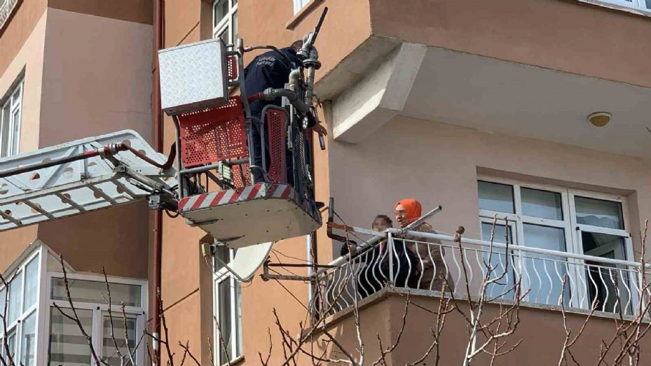 Karaman’da çıkan yangın nedeniyle balkonda mahsur kalan 2 kişiyi itfaiye kurtardı