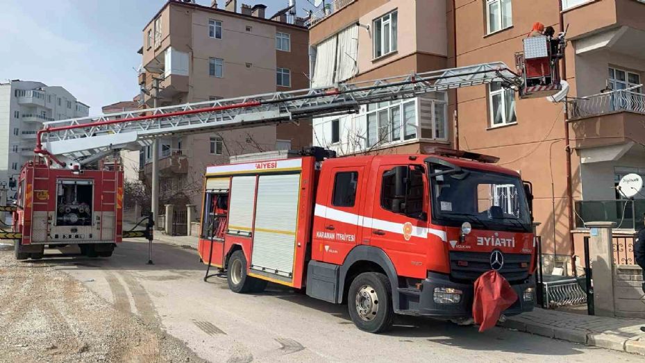 Karaman’da çıkan yangın nedeniyle balkonda mahsur kalan 2 kişiyi itfaiye kurtardı