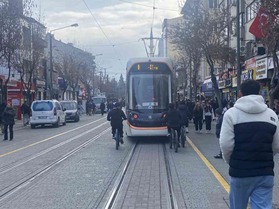 Tramvayın arkasına tutunan bisikletli çocuklar canlarını tehlikeye attı