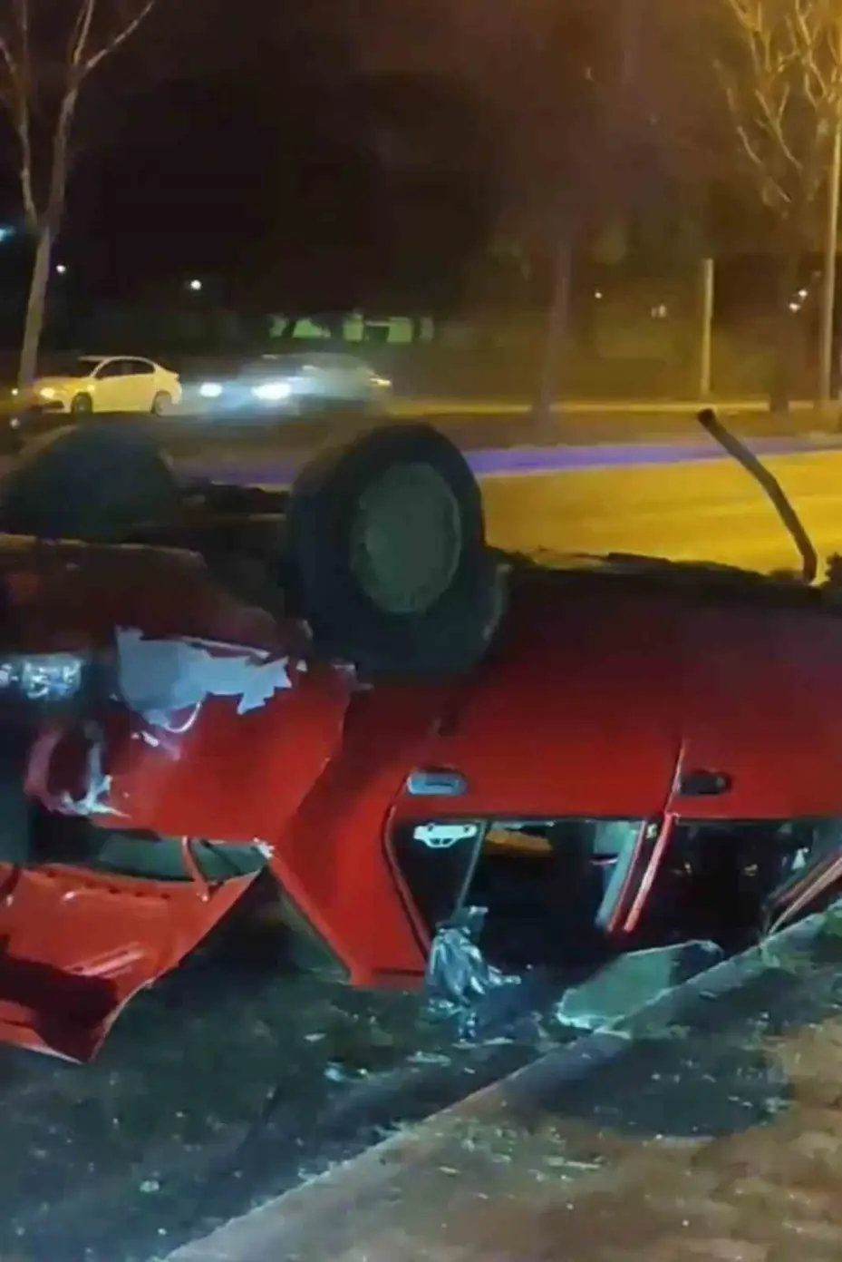 Otomobiller çarpıştı, alkol şişeleri ortalığa saçıldı: 4 yaralı