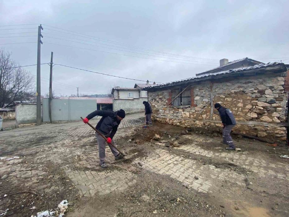 İnönü Belediyesi Esnemez Mahallesi’nde temizlik çalışması yaptı