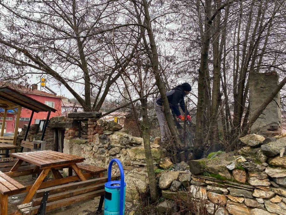 İnönü Belediyesi Esnemez Mahallesi’nde temizlik çalışması yaptı