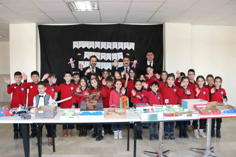 Hayal ettikleri oyuncakları tasarladılar
