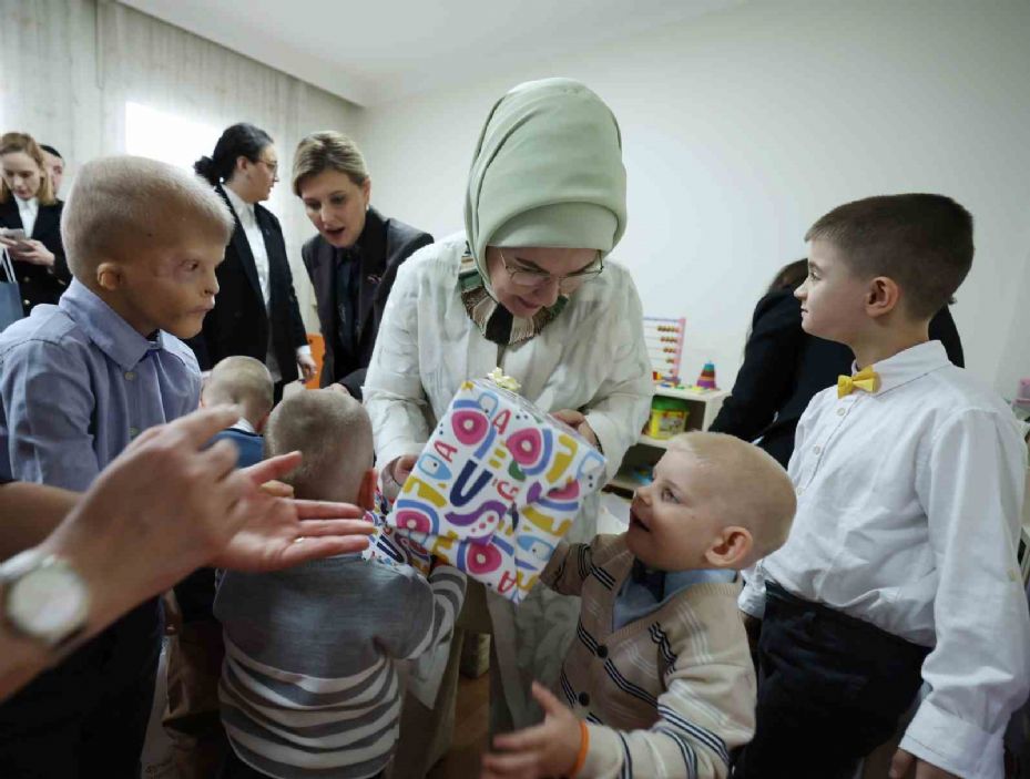 Emine Erdoğan ve Zelenska savaş mağduru çocukları ziyaret etti