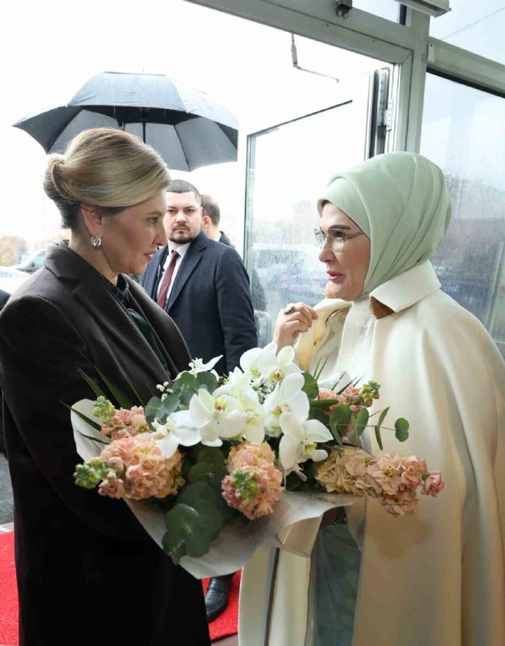 Emine Erdoğan ve Zelenska savaş mağduru çocukları ziyaret etti