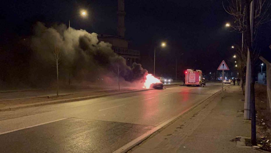 Yakıt aldıktan hemen sonra alev alan aracından atladı, canını zor kurtardı