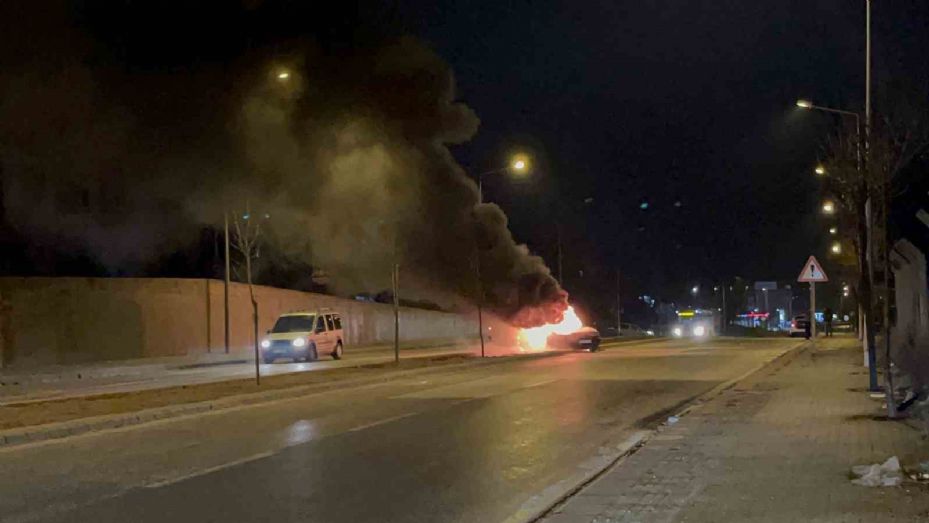 Yakıt aldıktan hemen sonra alev alan aracından atladı, canını zor kurtardı