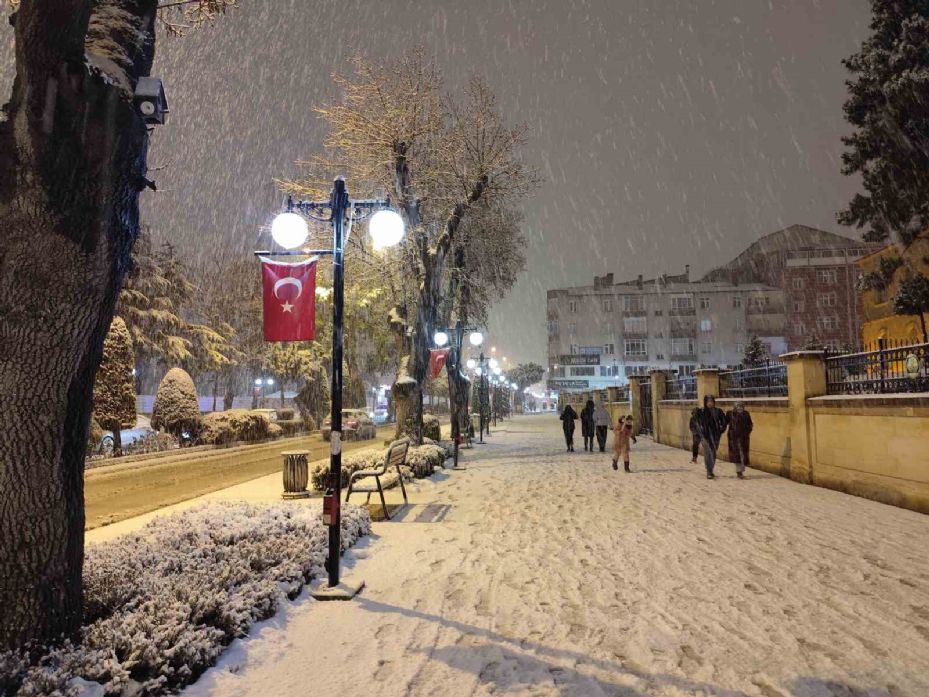 Beyaza bürünen şehirde vatandaşlar karın tadını çıkardı