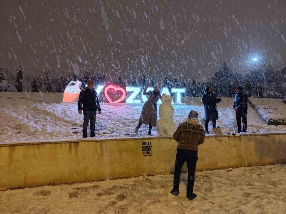 Beyaza bürünen şehirde vatandaşlar karın tadını çıkardı