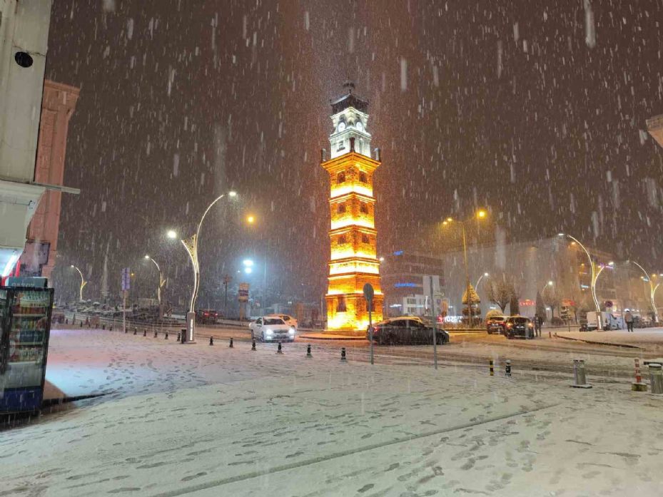 Beyaza bürünen şehirde vatandaşlar karın tadını çıkardı