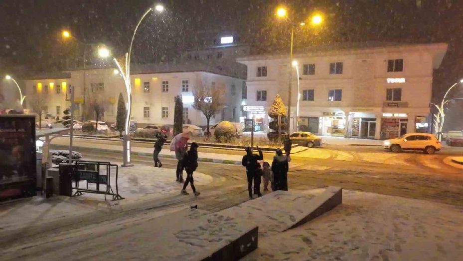 Beyaza bürünen şehirde vatandaşlar karın tadını çıkardı