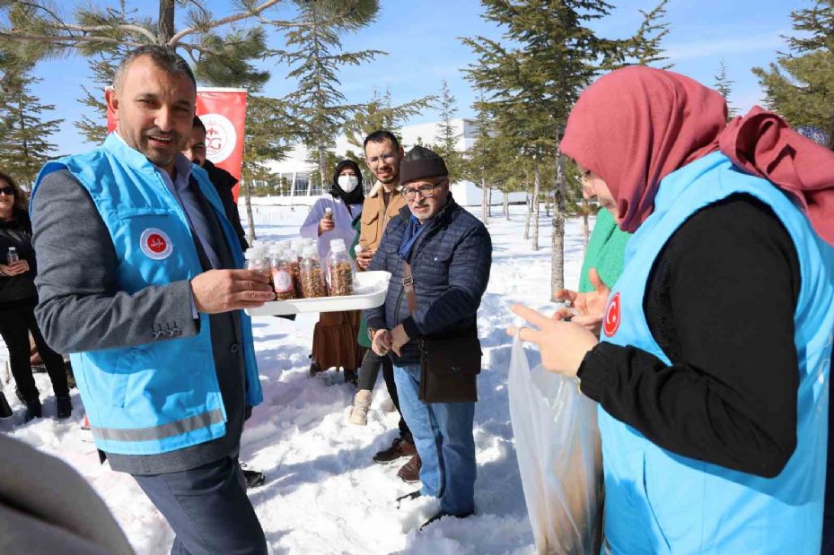 Sokak hayvanlarını unutmadılar