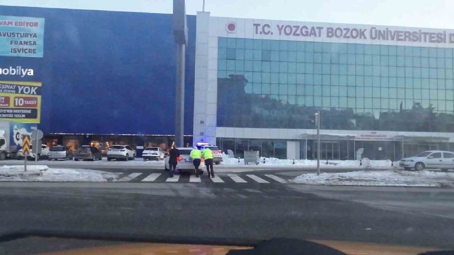 Soğuk kış gününde polislerinden iç ısıtan hareket