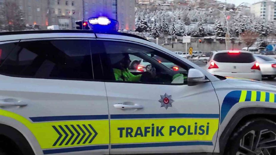 Soğuk kış gününde polislerinden iç ısıtan hareket