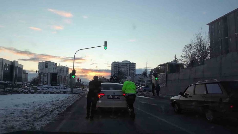 Soğuk kış gününde polislerinden iç ısıtan hareket