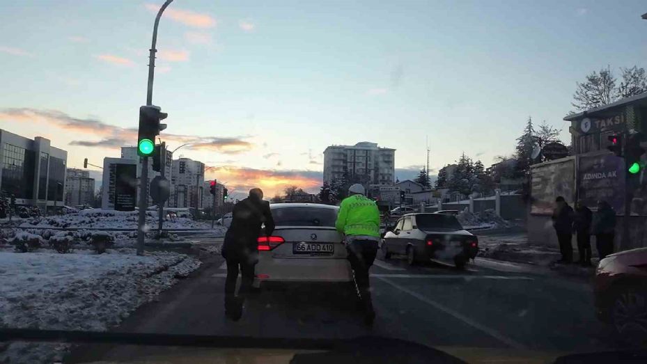 Soğuk kış gününde polislerinden iç ısıtan hareket