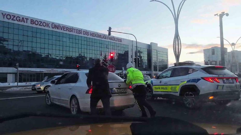 Soğuk kış gününde polislerinden iç ısıtan hareket