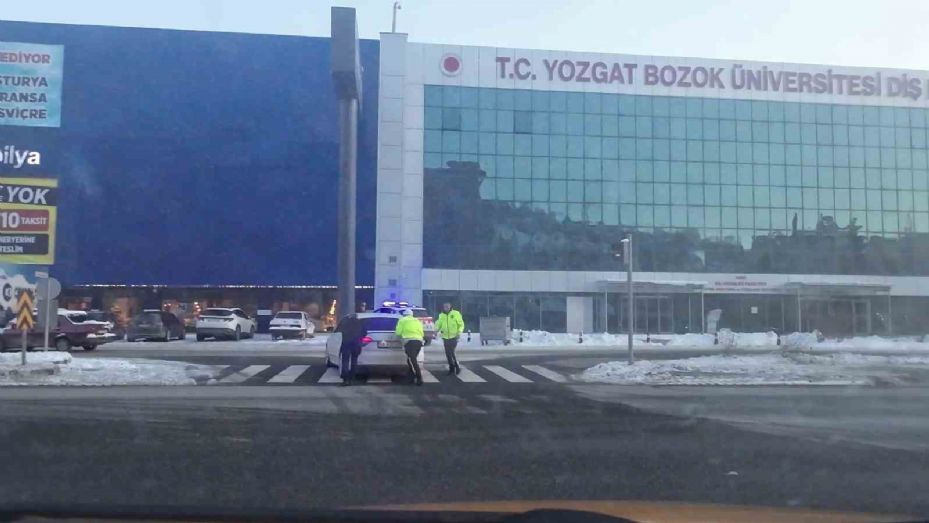 Soğuk kış gününde polislerinden iç ısıtan hareket