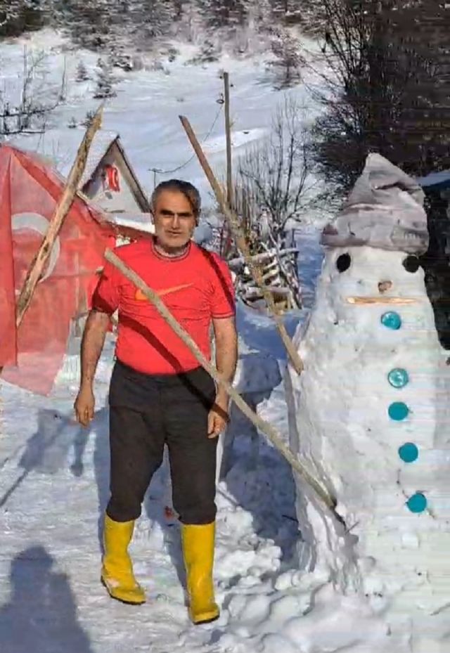 Tek başına yaşadığı köyde kardan ordu kurdu