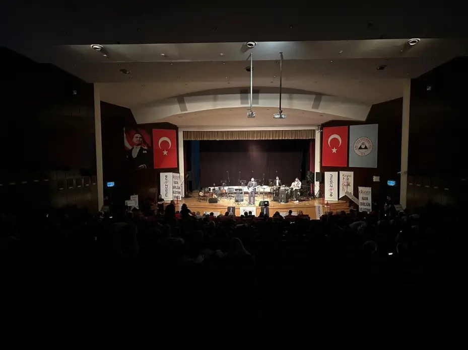 Antakya’da depremde hasar alan okul için Kayseri’de yardım konseri düzenlendi