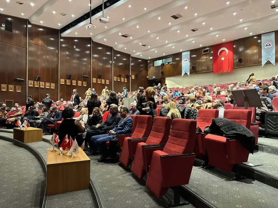Antakya’da depremde hasar alan okul için Kayseri’de yardım konseri düzenlendi