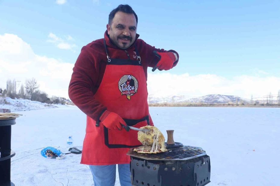 Sibirya soğuklarına rağmen tehlikeyi göze aldı, buzun üzerinde tost yaptı