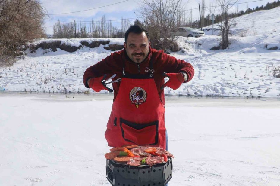 Sibirya soğuklarına rağmen tehlikeyi göze aldı, buzun üzerinde tost yaptı