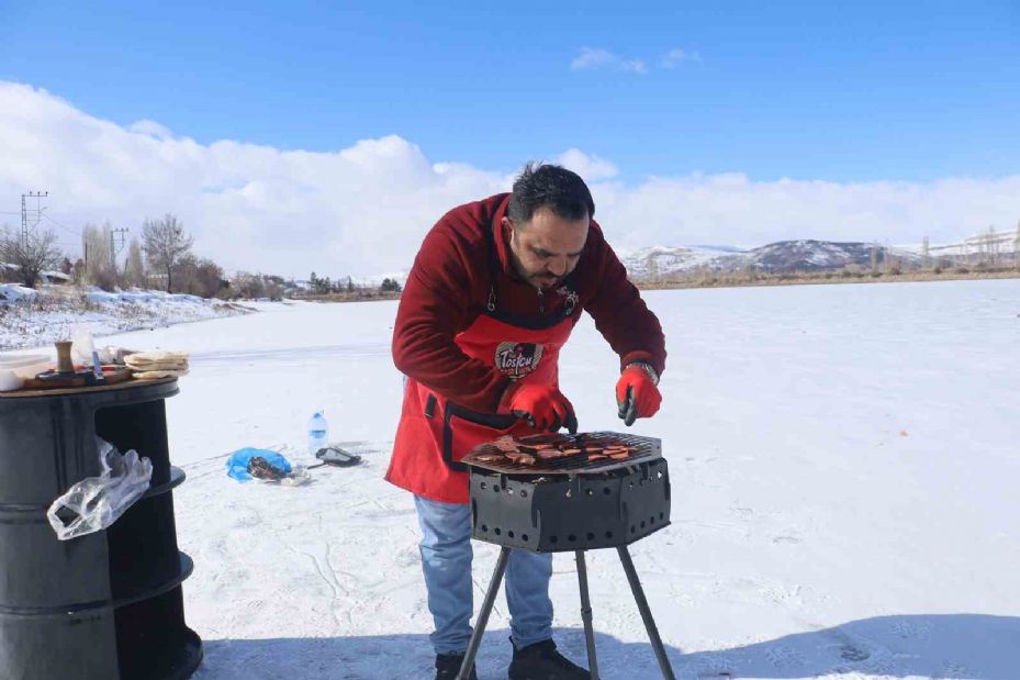 Sibirya soğuklarına rağmen tehlikeyi göze aldı, buzun üzerinde tost yaptı