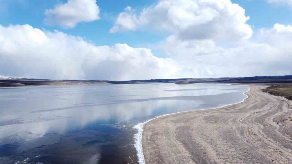 Yozgat’ta baraj yüzeyi kısmen buz tuttu, balıkçılar kıyıda kaldı