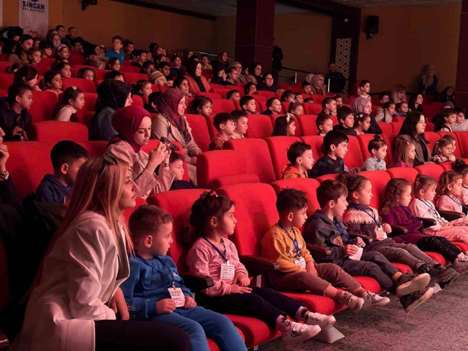 Sincan’da kreşli öğrenciler tiyatro oyunu ile doyasıya eğlendi